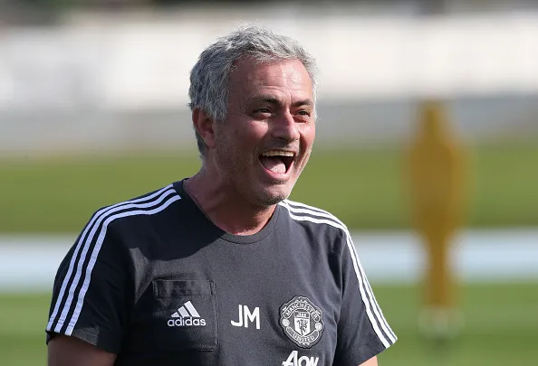 Mourinho cùng học trò phấn khích tột độ tại Dubai - Bóng Đá
