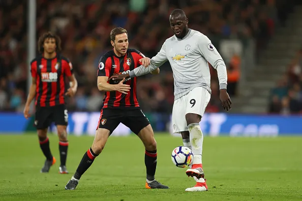 Hậu vệ Bournemouth 'sốt' nặng trước sức mạnh của Lukaku - Bóng Đá