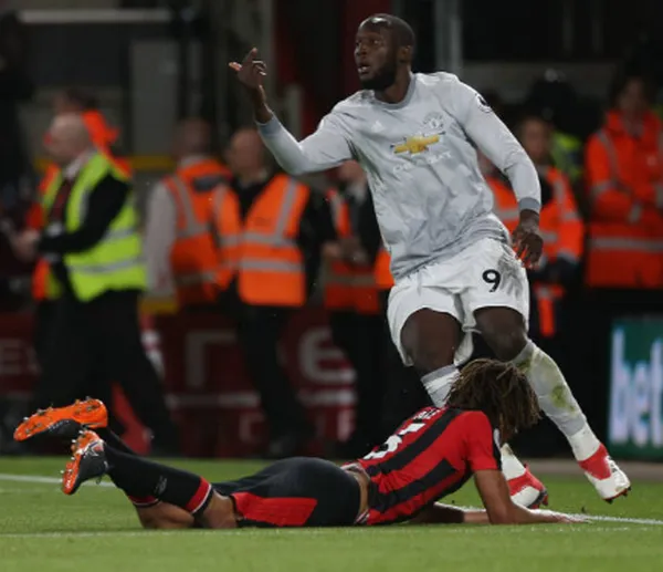 Hậu vệ Bournemouth 'sốt' nặng trước sức mạnh của Lukaku - Bóng Đá