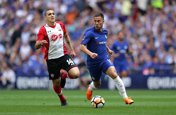 Trung vệ Chelsea, người ôm thắm thiết, kẻ chỉ thẳng mặt tiền đạo Southampton - Bóng Đá