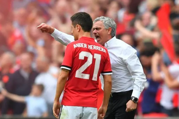 Dạy dỗ học trò, Mourinho dạy bảo luôn cả trọng tài - Bóng Đá