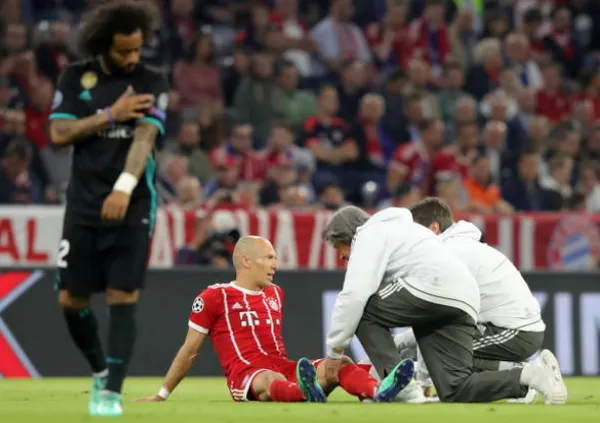 Bayern thất bại, fan cởi trần, túm áo Ribery 'hỏi tội' - Bóng Đá
