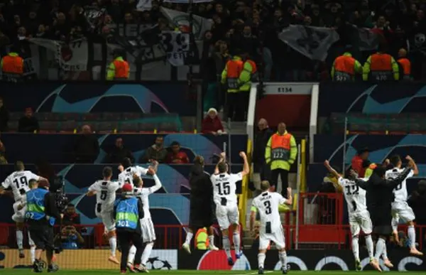 CĐV quá khích lao vào sân và đây là cách Ronaldo đáp trả - Bóng Đá