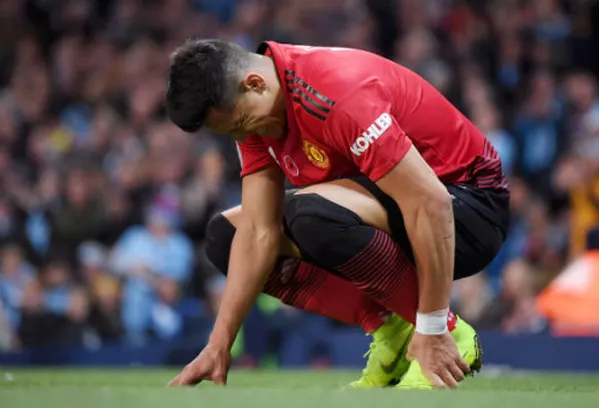 Thua trận, Man United còn phải đau đầu với hình ảnh này (Sanchez ôm chân) - Bóng Đá