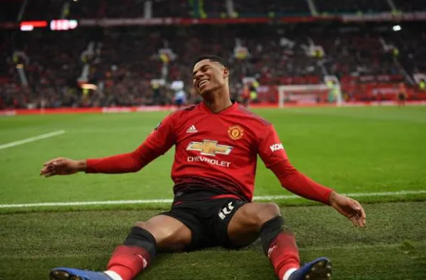 Cận cảnh pha 'tấu hài' cực mạnh của Rashford trong vòng cấm Reading - Bóng Đá