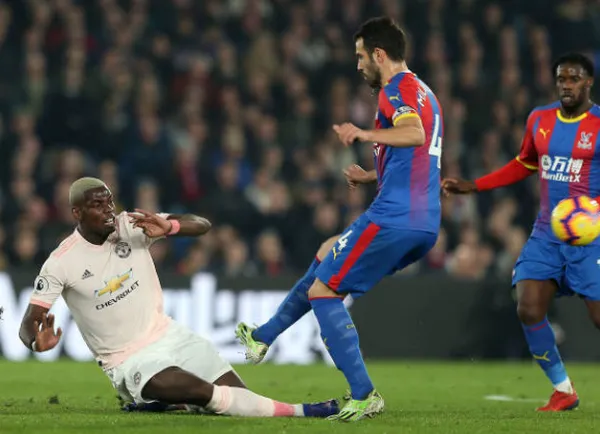 Chơi dại, Pogba suýt 'vỡ mặt' trên thảm cỏ Selhurst Park - Bóng Đá