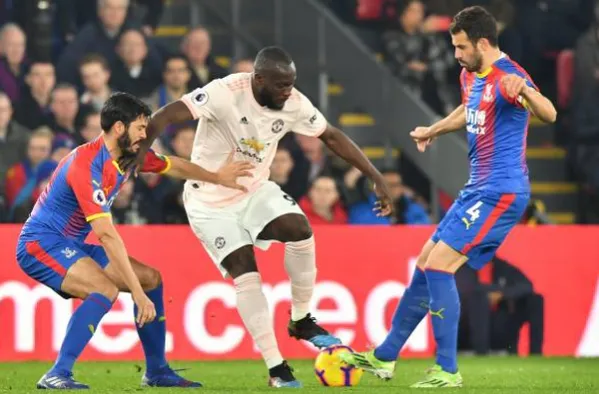 Chơi dại, Pogba suýt 'vỡ mặt' trên thảm cỏ Selhurst Park - Bóng Đá