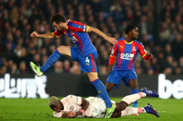 Chơi dại, Pogba suýt 'vỡ mặt' trên thảm cỏ Selhurst Park - Bóng Đá