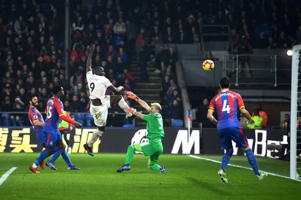 Chơi dại, Pogba suýt 'vỡ mặt' trên thảm cỏ Selhurst Park - Bóng Đá