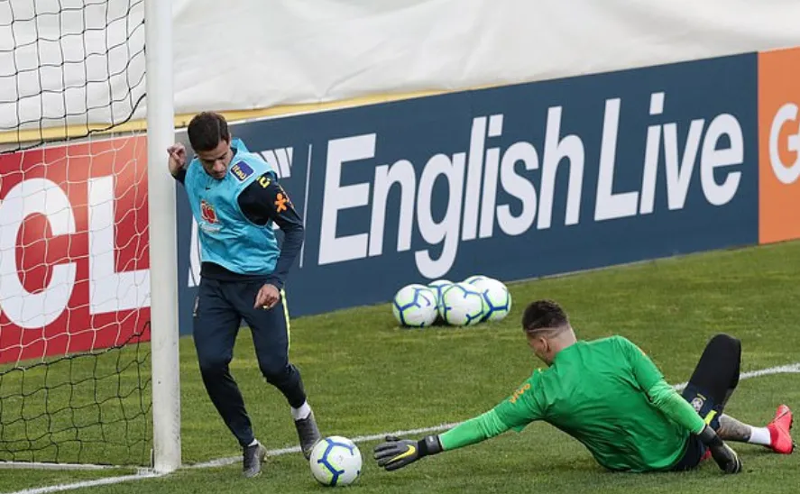 Cả gan cạnh tranh cùng Liverpool, Ederson bị Coutinho dằn mặt tại Brazil - Bóng Đá