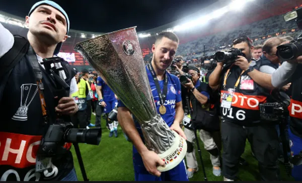 Eden Hazard cắt tóc - Bóng Đá