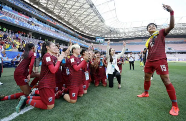 Làm nên lịch sử tại World Cup, Thái Lan ăn mừng như vô địch - Bóng Đá