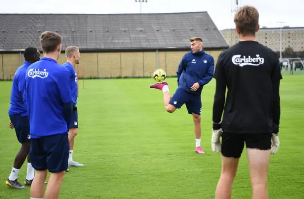 Ngày đầu tập luyện, 'Lord' Bendtner đã muốn làm HLV - Bóng Đá