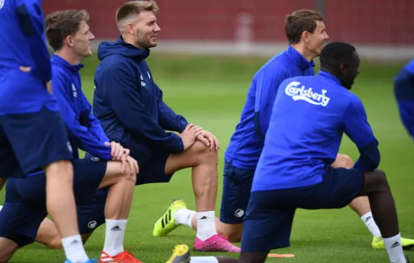 Ngày đầu tập luyện, 'Lord' Bendtner đã muốn làm HLV - Bóng Đá