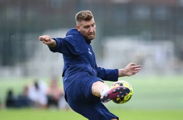 Ngày đầu tập luyện, 'Lord' Bendtner đã muốn làm HLV - Bóng Đá