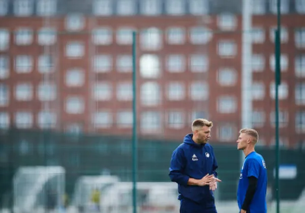 Ngày đầu tập luyện, 'Lord' Bendtner đã muốn làm HLV - Bóng Đá