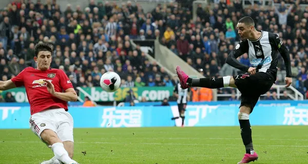 Andreas Pereira cãi tay đôi với Solsa - Bóng Đá