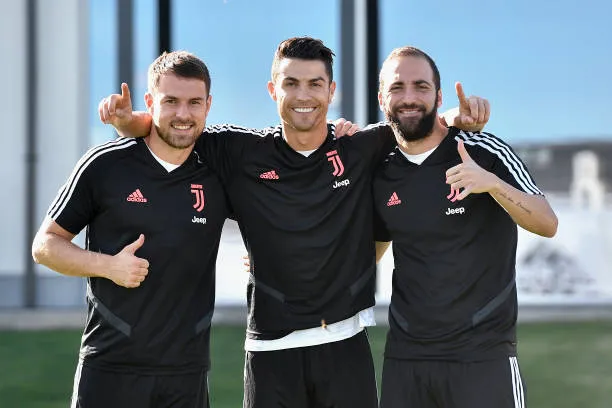 Quên nỗi buồn đội tuyển, Ronaldo cười tươi chụp ảnh cùng 2 ngôi sao này - Bóng Đá