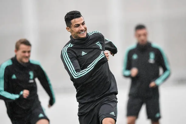 'Kẹp cổ' đồng đội, Ronaldo vui đùa dưới cơn mưa tầm tã - Bóng Đá