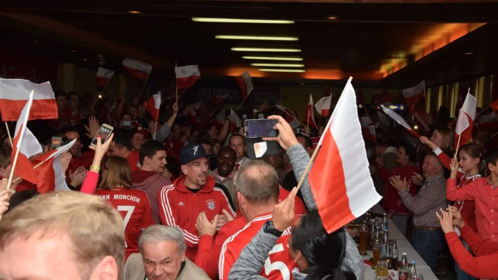 Ribery được fan vây kín ngày trở lại - Bóng Đá