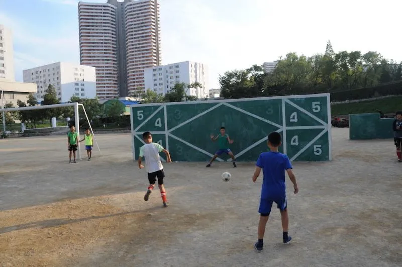 Vén màn bí mật bóng đá Bắc Triều Tiên (P4): Bóng tròn vẫn lăn trong trái tim tươi trẻ - Bóng Đá
