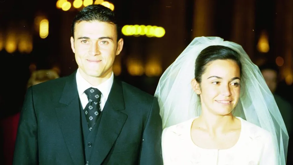 Luis Enrique lần đầu tiên lộ ảnh cưới sau 20 năm - Bóng Đá
