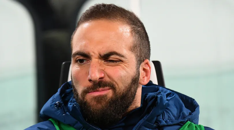 Higuain cởi trần tham gia bóng đá phủi - Bóng Đá