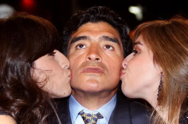 Bố con Maradona mâu thuẫn vì... mẹ kế - Bóng Đá