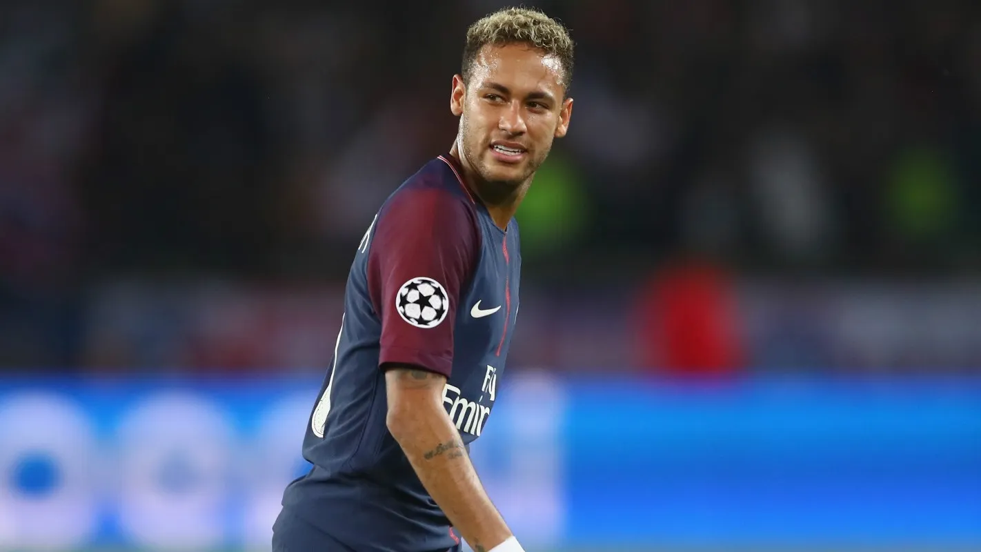 Vừa chốt tương lai ở PSG, Neymar tranh thủ 'thả thính' Ronaldo - Bóng Đá