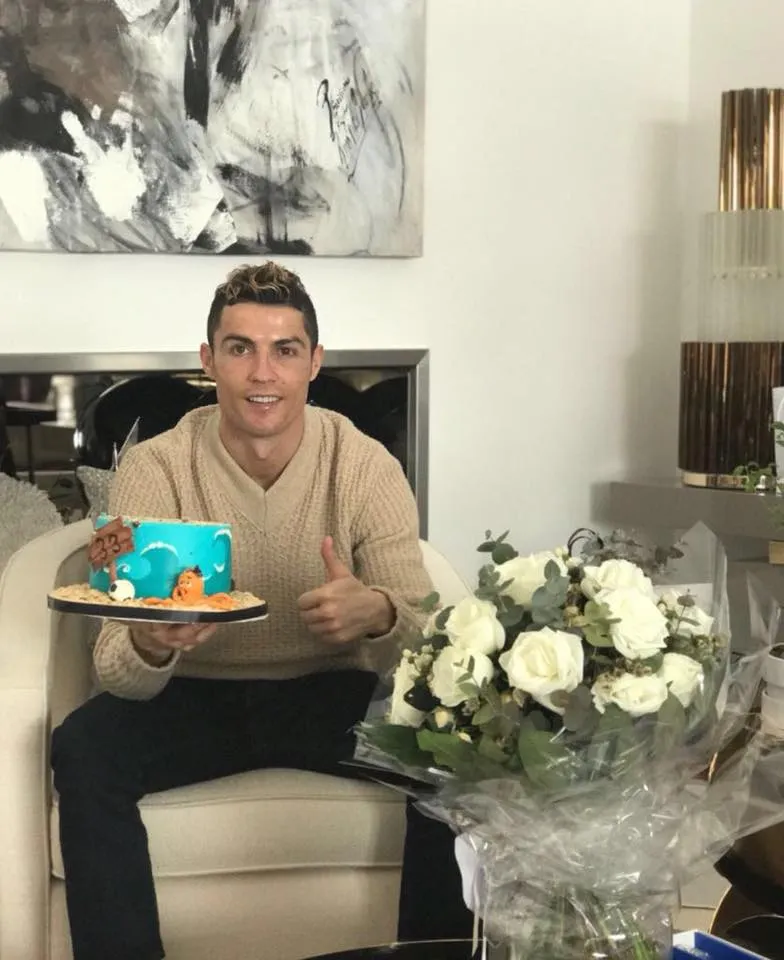 Sau scandal ngoại tình, Ronaldo mừng sinh nhật cô đơn? - Bóng Đá