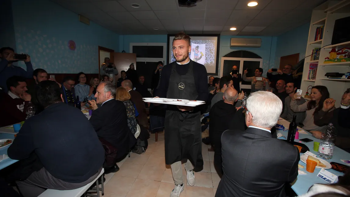 Sao Lazio hóa 'soái ca bồi bàn' phục vụ bệnh nhi - Bóng Đá