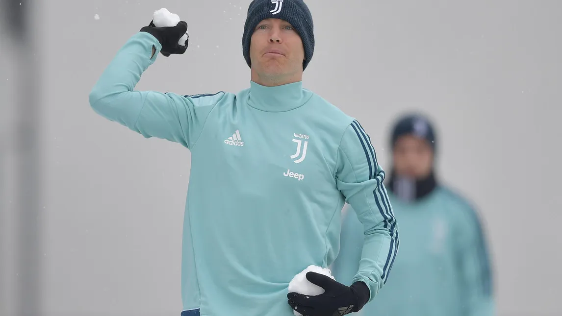 Sao Juventus nhí nhố chơi bóng tuyết trên tập - Bóng Đá