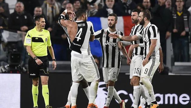 Sao Juventus nổi xung thiên vì bị đối thủ làm rách áo - Bóng Đá