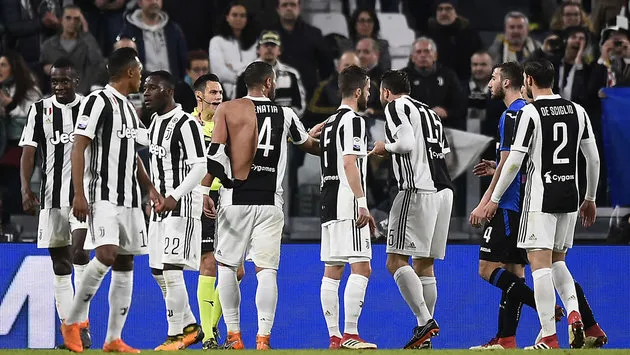 Sao Juventus nổi xung thiên vì bị đối thủ làm rách áo - Bóng Đá
