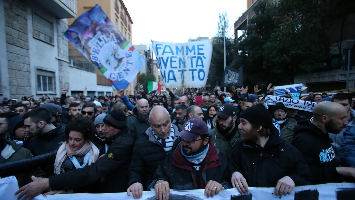 CĐV Lazio bao vây trụ sở FIGC phản đối công nghệ VAR - Bóng Đá