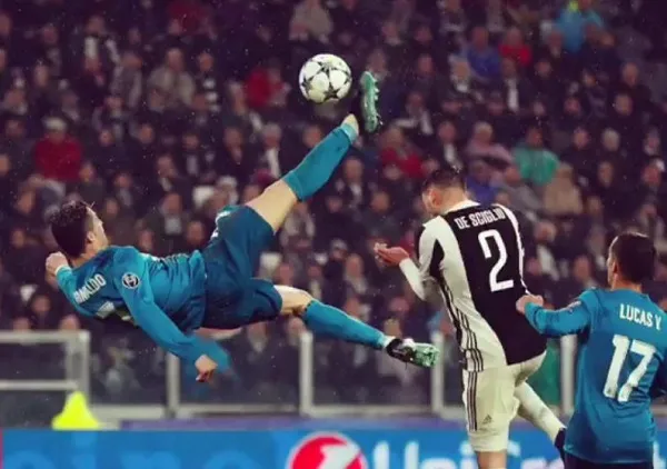 Làm người hùng cứu Real, Ronaldo được tạc tượng ghi công - Bóng Đá