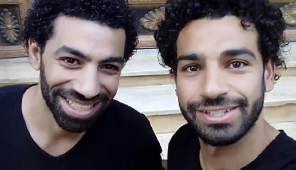 Salah bất ngờ gặp anh em song sinh trên phố - Bóng Đá