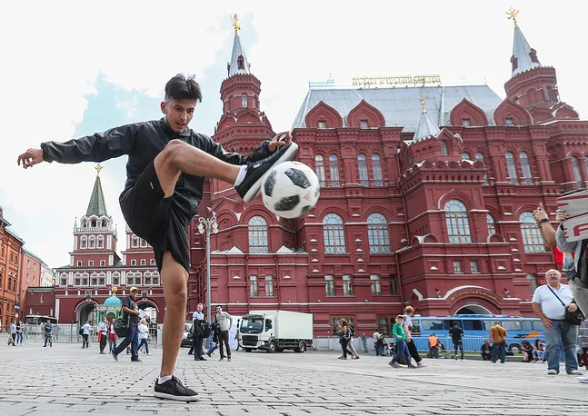 CĐV tứ xứ biến Moscow thành 'đại hội sắc màu' trước thềm khai mạc World Cup - Bóng Đá