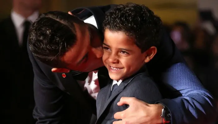 Ronaldo lập hat-trick, con trai vẫn đi nhảy hồ - Bóng Đá