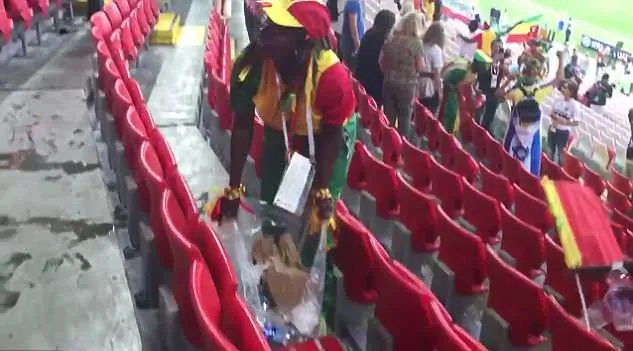Khâm phục nghĩa củ cao đẹp của CĐV Senegal sau trận đấu - Bóng Đá