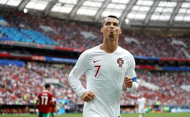 Bạn gái Ronaldo, Georgina Rodriguez nổi bần bật giữa dàn CĐV Bồ Đào Nha - Bóng Đá