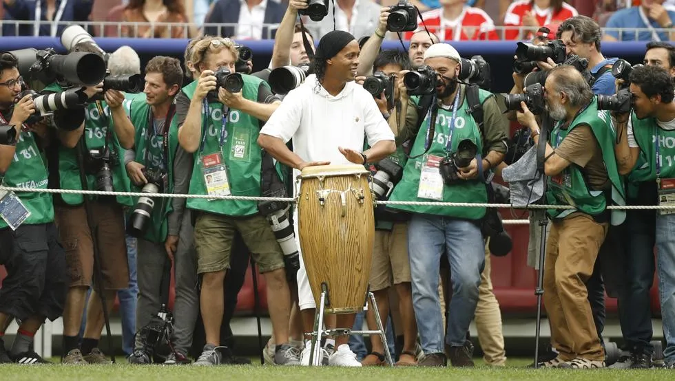 Bùng nổ cùng tiếng trống điệu nghệ cả Ronaldinho tại chung kết - Bóng Đá