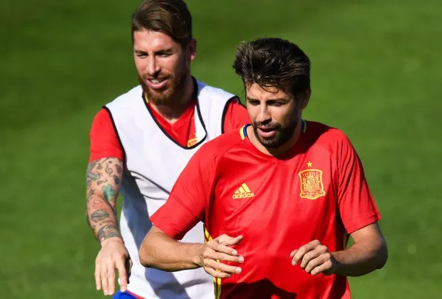 Ramos và Pique đã hoá giải thù địch vì lý do này - Bóng Đá