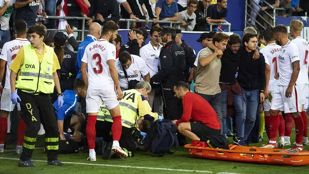 8 fan Sevilla nhập viện vì sự cố sập hàng rào - Bóng Đá