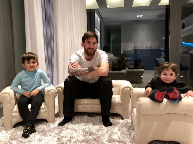 Không bóng đá, Messi làm gì? - Bóng Đá