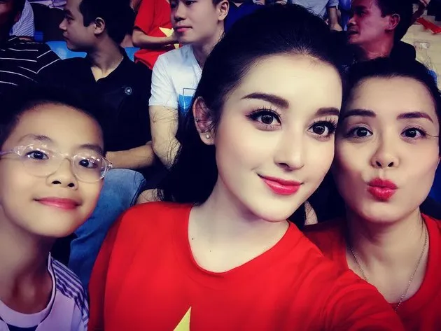 Chân dung ba sao nữ cổ vũ tuyển Việt Nam hết mình - Bóng Đá