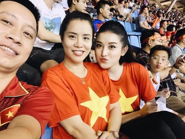 Chân dung ba sao nữ cổ vũ tuyển Việt Nam hết mình - Bóng Đá