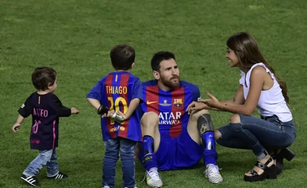Tấm ảnh Messi chụp cùng vợ hơn 20 năm trước - Bóng Đá