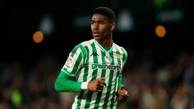 Report: Liverpool ready to trigger Junior Firpo release clause - Bóng Đá