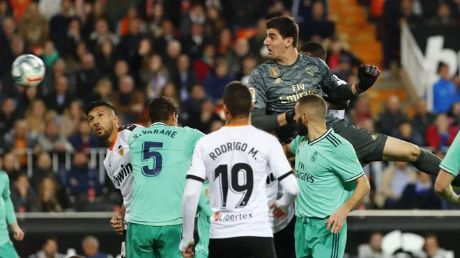 Courtois: I'm two metres tall and opponents get nervous when I go up for corners - Bóng Đá